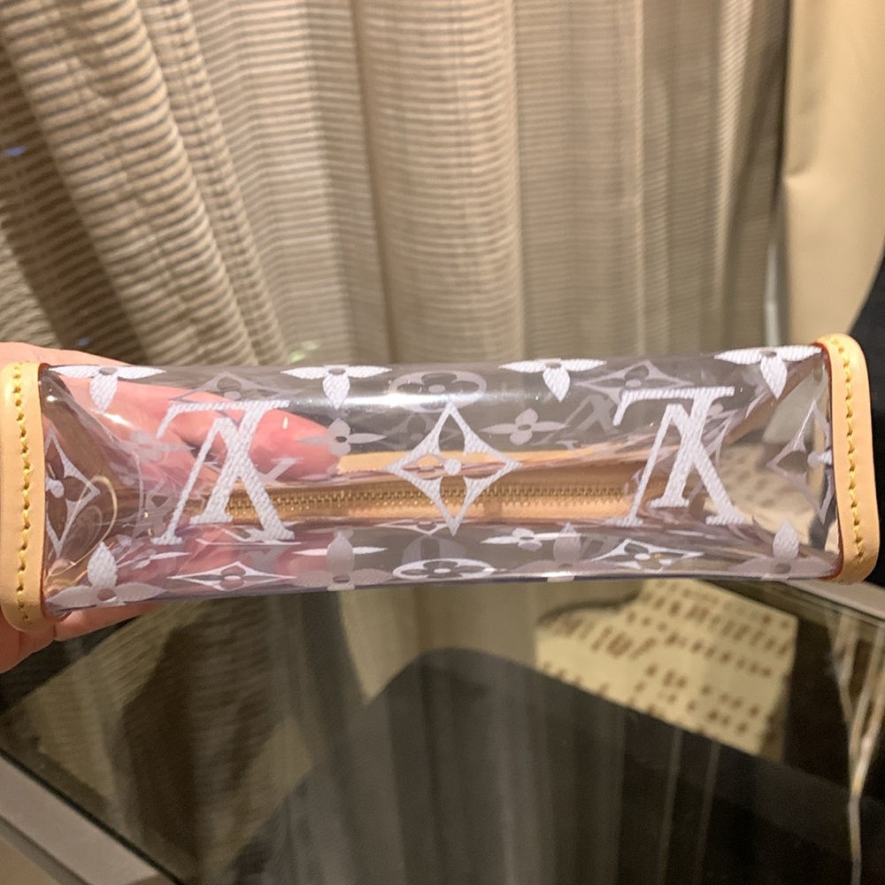 Absolutely stunning rare clear cosmetic Louis Vuitton case with LV logo,limited - Picture 4 of 17